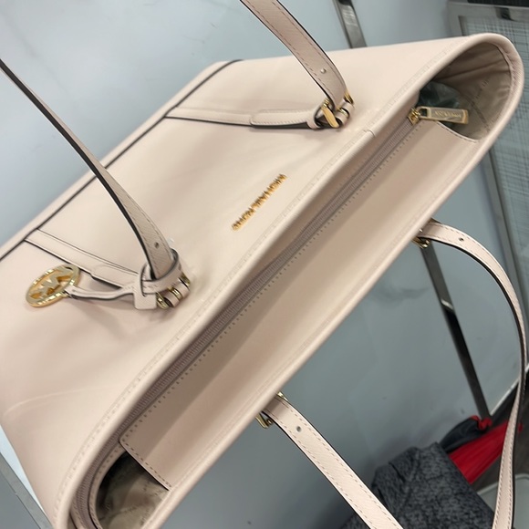 MICHAEL KORS
Jet Set Travel Lg Top Zip Shoulder Tote Saffiano Leather
Pwdr Blush - Picture 8 of 16